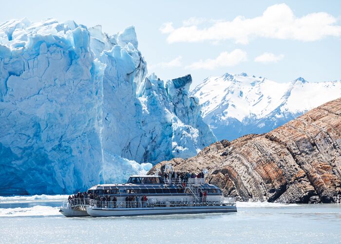 Gletscherwand vor kleinem Ausflugsboot