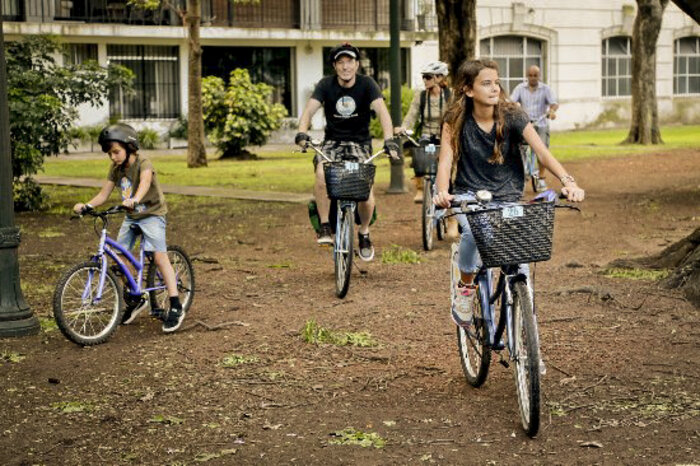 Eine Familie bei einer Fahrradtour durch Buenos Aires
