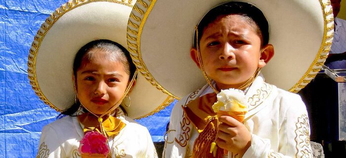 Kinder mit Sombreros