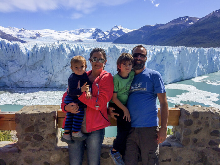 Eine Familie vor dem Perito Moreno Gletscher
