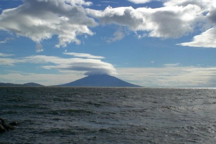 Blick vom Nicaraguasee auf die Insel Ometepe mit Vulkan