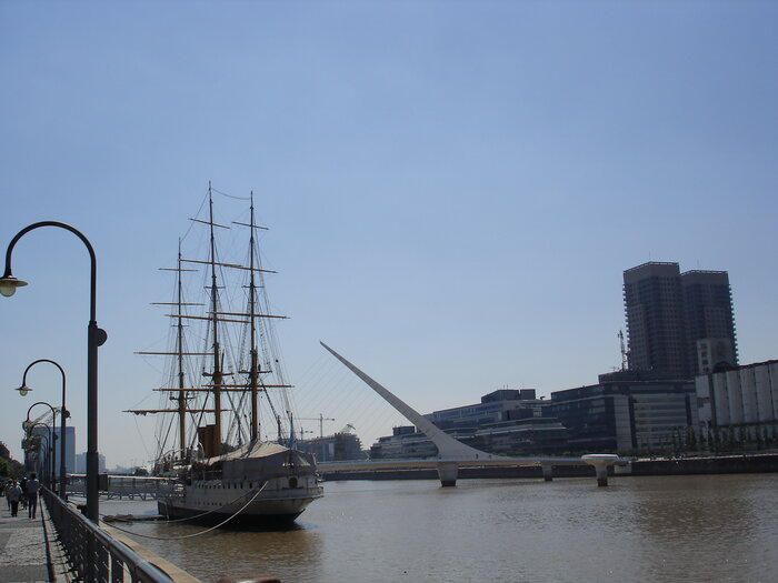 Boot und Frauenbrücke in Buenos Aires