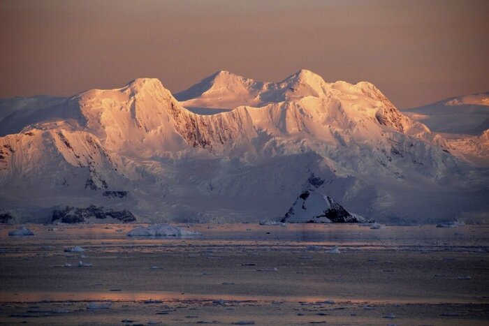 Vereiste Berge im ersten Sonnenlicht