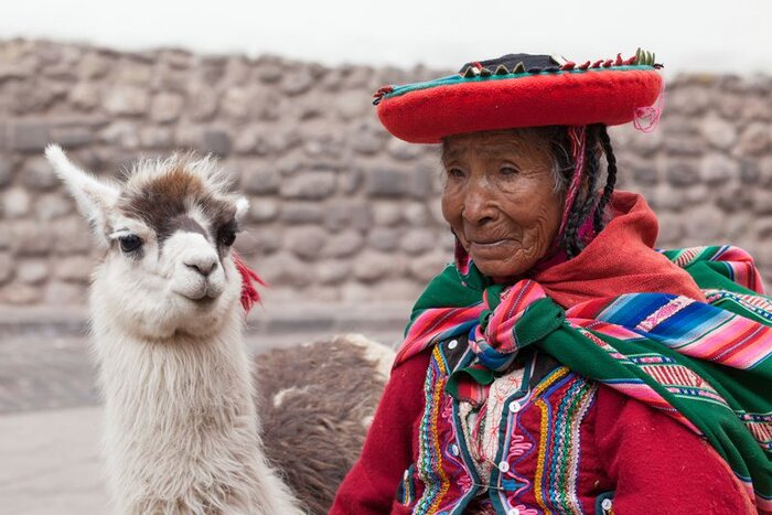 Frau mit Lama in Cusco