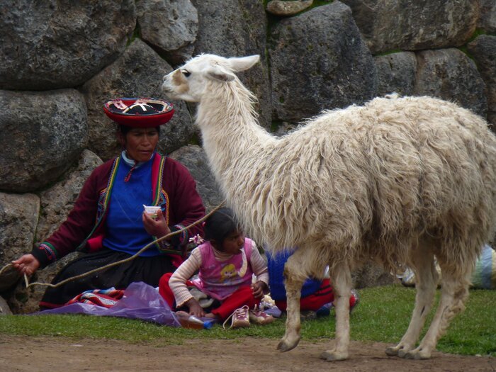 Mutter und Kind mit Lama