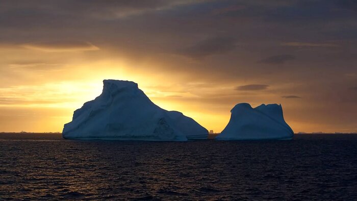 Sonnenuntergang mit Eisbergen