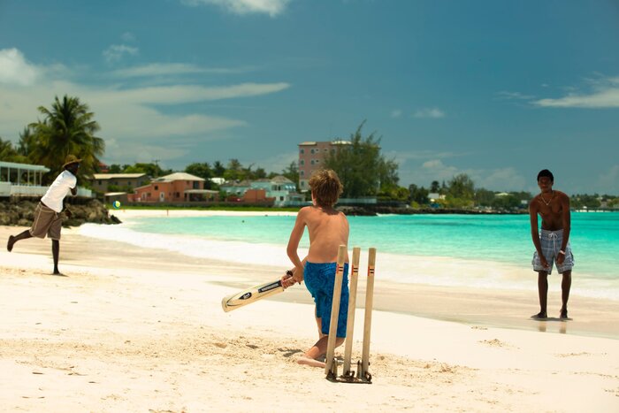 Jugendliche spielen Cricket am Strand von Barbados (credit VisitBarbados.org)