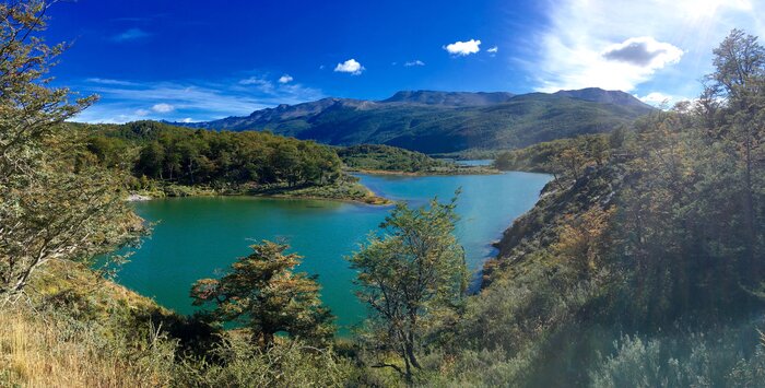 Die Natur mit einem See bei Ushuaia