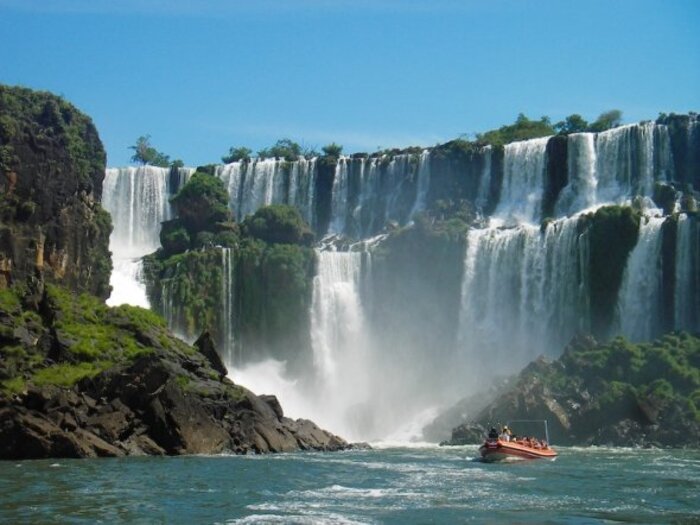 Bei den Iguazú-Wasserfällen werden Sie Zeuge eines faszinierenden Naturspektakels