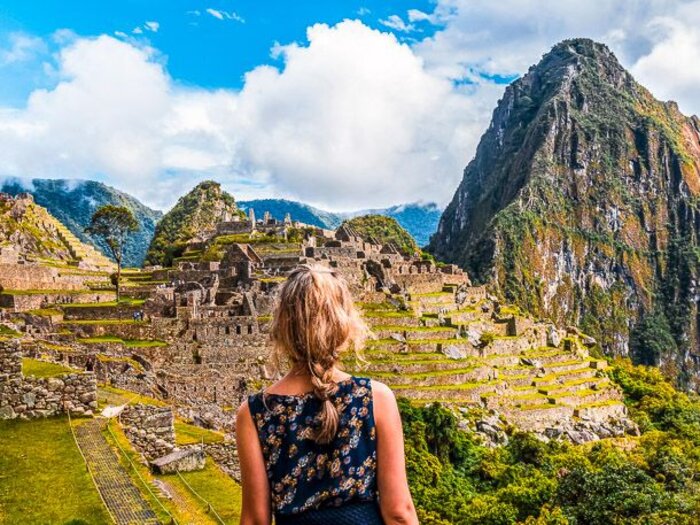 Frau vor Machu Picchu