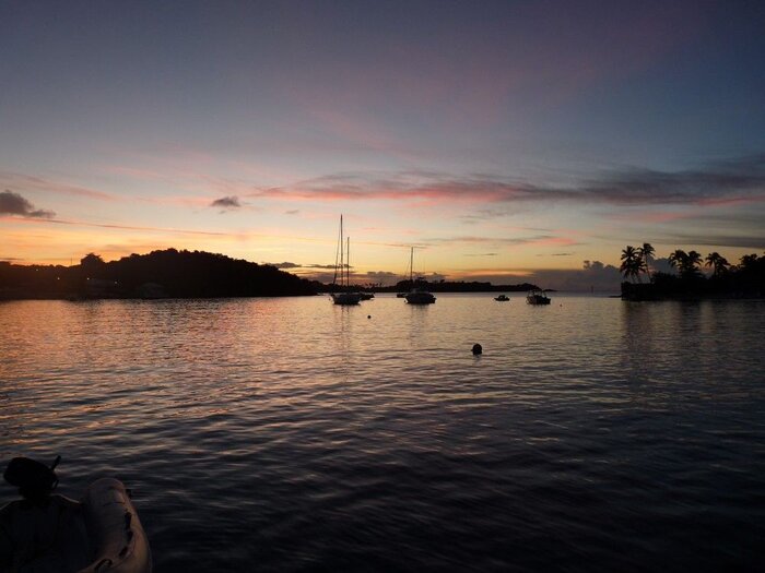 Malerischer Sonnenuntergang hinter Segelschiffen