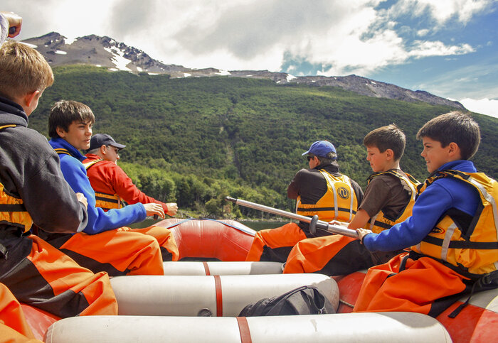 Eine Familie an Bord eines Schlauchboots bei Ushuaia
