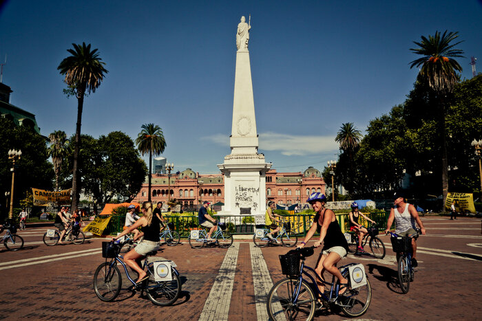 Eine Reisegruppe bei einer Fahrradtour durch Buenos Aires