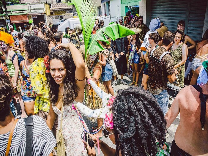 Lebhafter Straßenkarneval in Rio