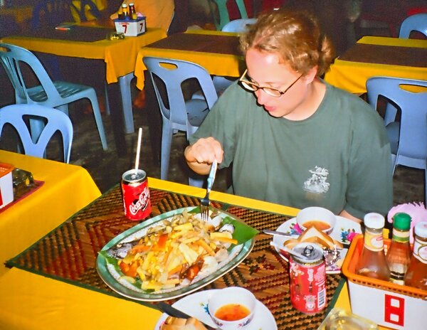 Andrea genießt das Essen in Thailand